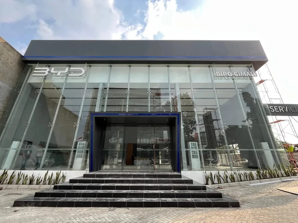 Tampak depan showroom BYD BIPO Cimahi Bandung di Kota Cimahi